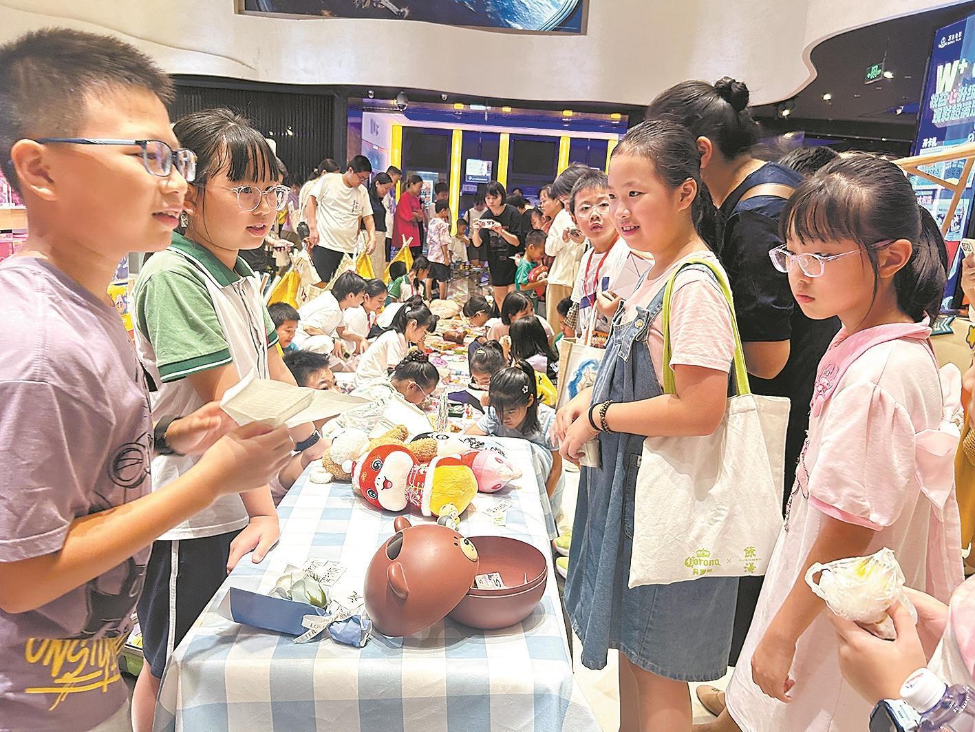 她翻了翻饰, 中收获交友, 电影
